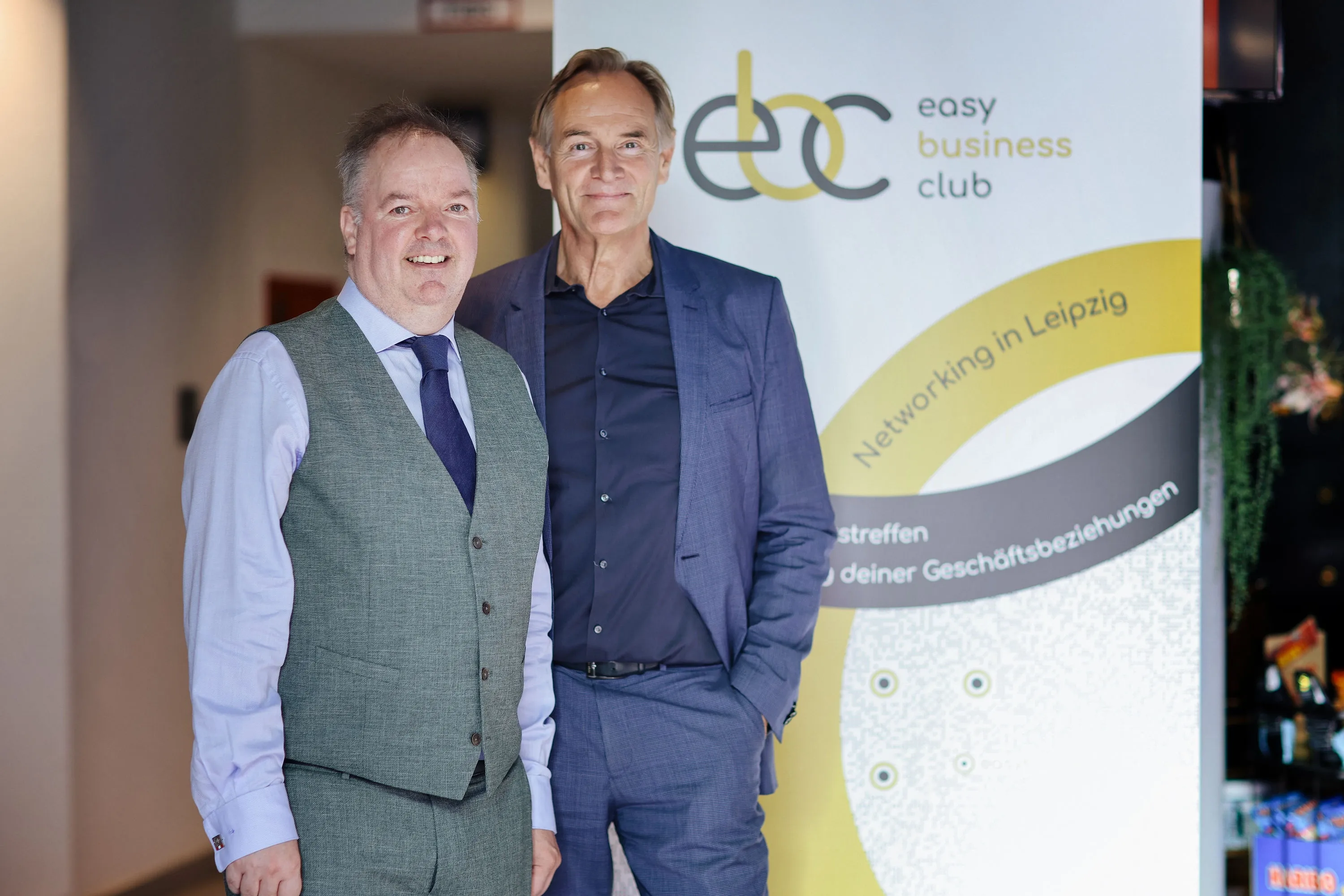 Burkhard Jung mit einem Clubmitglied vor dem Roll-up des easy business club