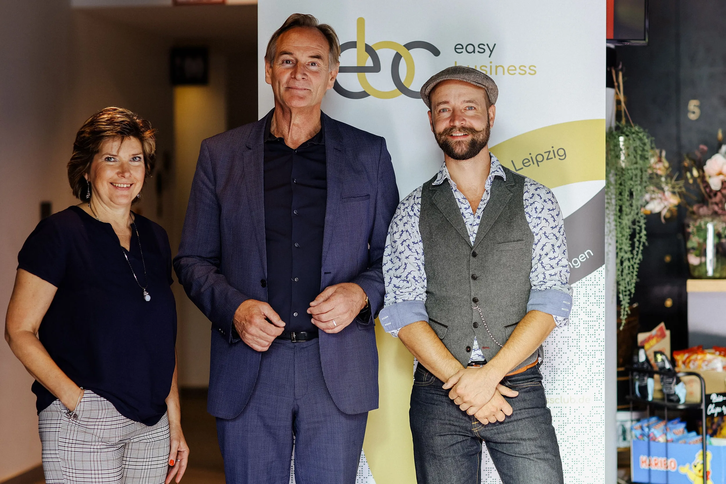 Burkhard Jung mit zwei Clubmitgliedern vor dem Roll-up des easy business club