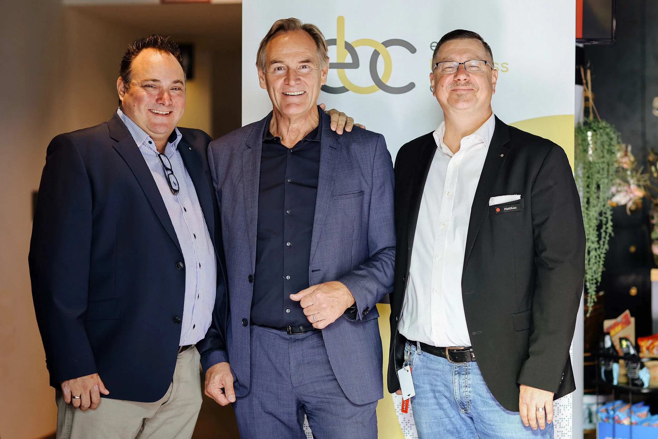 Burkhard Jung mit zwei Clubmitgliedern vor dem Roll-up des easy business club