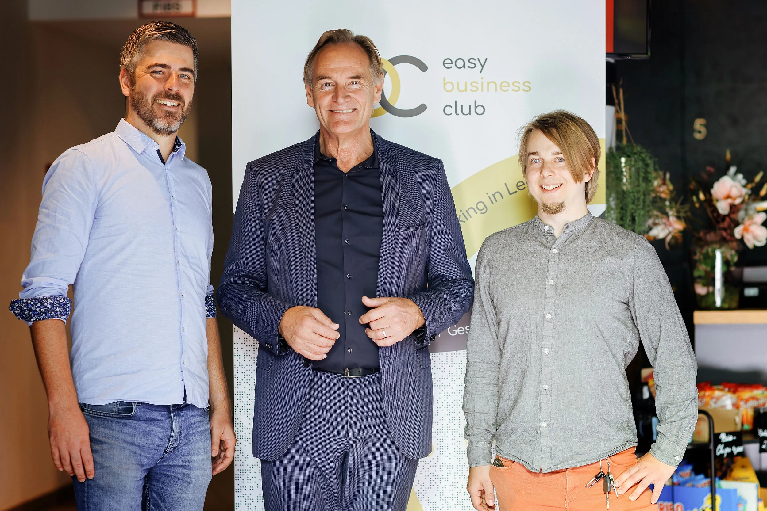 Burkhard Jung mit zwei Clubmitgliedern vor dem Roll-up des easy business club